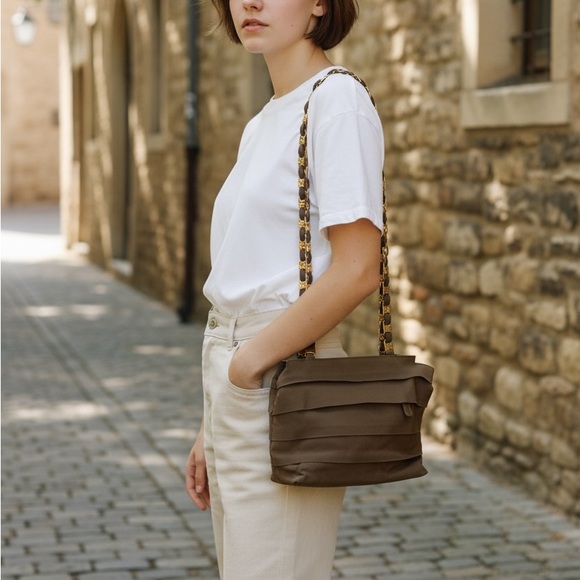 Salvatore Ferragamo Ribbed Fabric Shoulder Bag – Made in Italy - Picture 3 of 9